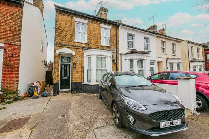 2 Bedroom Flat To Rent In Bedroom Ground Floor Flat In Southend On Sea, SS1