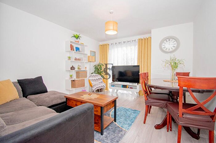 2 Bedroom Flat For Sale In Hotoft Road, Leicester, LE5