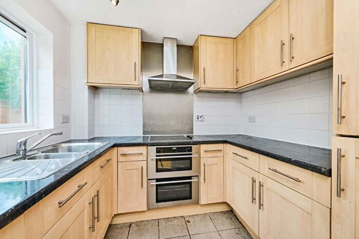 2 Bedroom Flat To Rent In Cross Road, Wimbledon, SW19