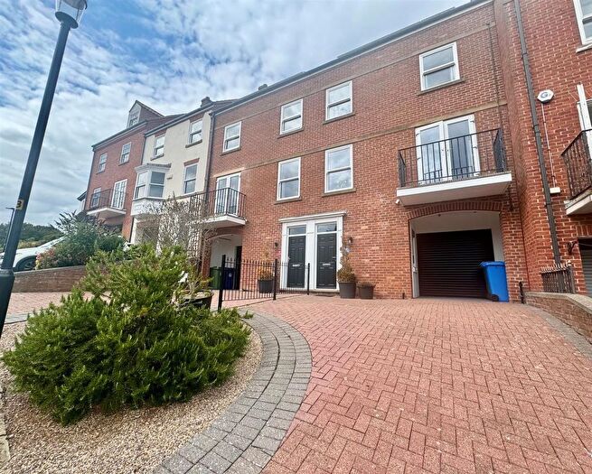 3 Bedroom Town House For Sale In Paradise, Scarborough, YO11
