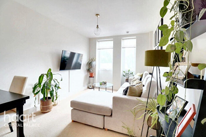 2 Bedroom Apartment For Sale In Weighton Road, London, SE20