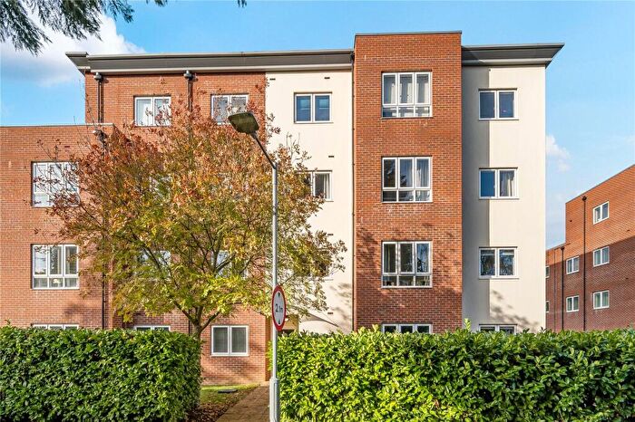 1 Bedroom Flat For Sale In Waterloo Court, Walton-On-Thames, KT12
