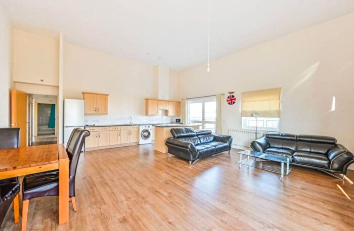 2 Bedroom Flat To Rent In Cline Road, London, N11