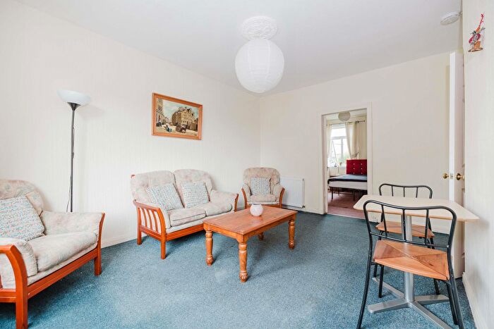 2 Bedroom Flat To Rent In Parkhead View, Edinburgh, EH11