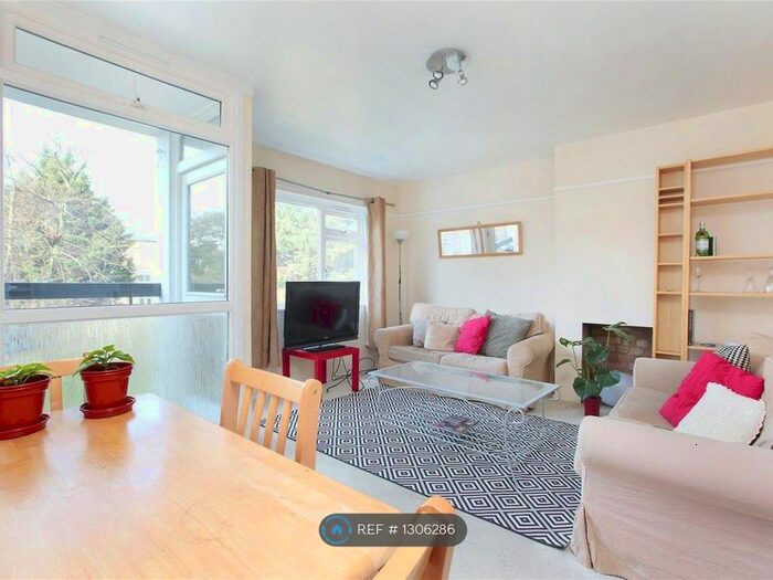 3 Bedroom Flat To Rent In Macaulay Road, London SW4