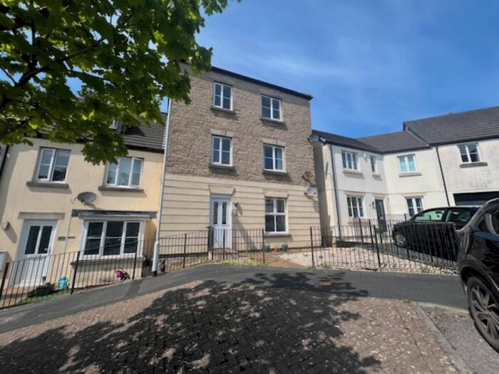 2 Bedroom Flat To Rent In Triumphal Crescent, Plympton, PL7