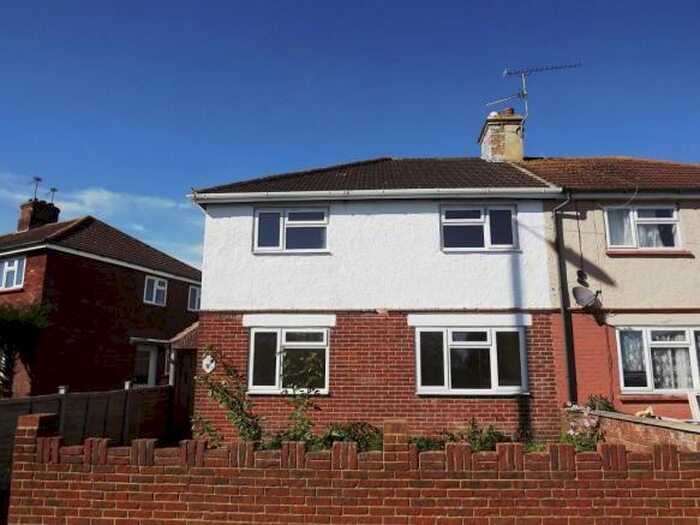 3 Bedroom Semi-Detached House To Rent In South View, RG21
