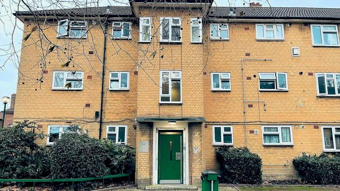 1 Bedroom Flat To Rent In Montgomery Crescent, Romford, RM3