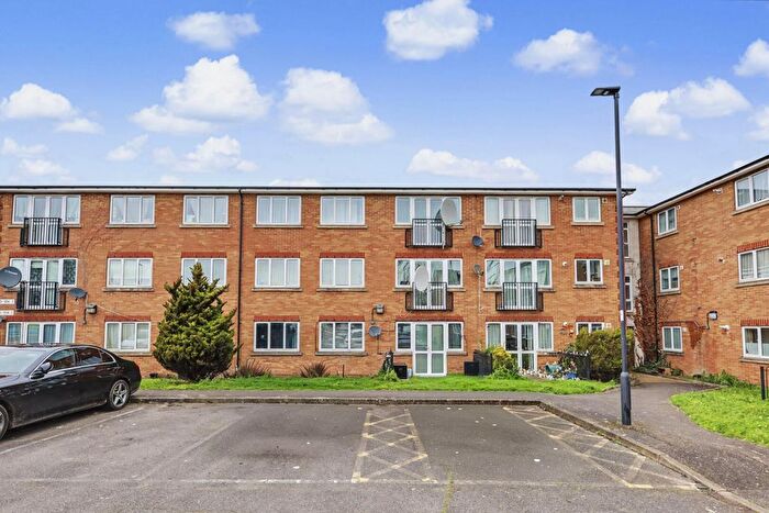 2 Bedroom Flat For Sale In Bullsmoor Way, Waltham Cross, EN8
