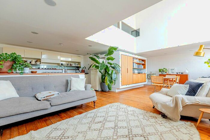 2 Bedroom Apartment To Rent In Bramshaw Road, Hackney, London, E9