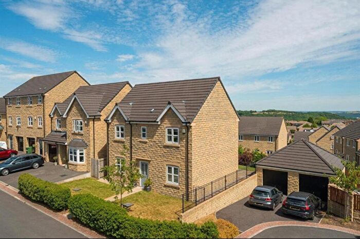 4 Bedroom Detached House For Sale In Tennyson Avenue, Lindley, HD3