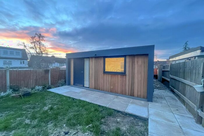 1 Bedroom Apartment To Rent In Woodstock Avenue, Golders Green, NW11