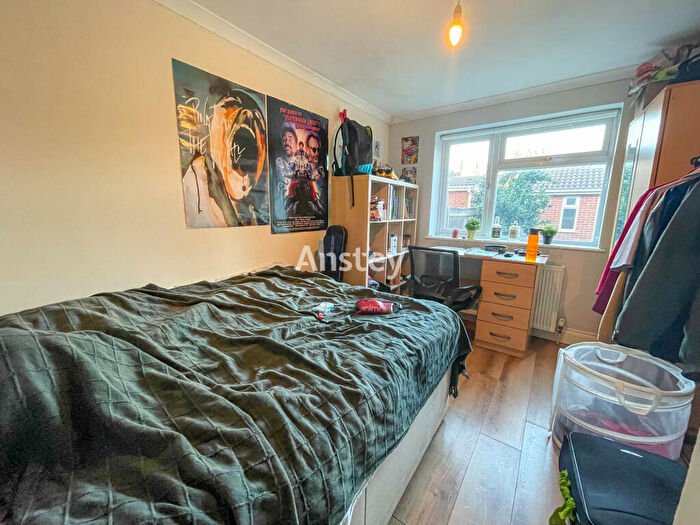 3 Bedroom Flat To Rent In Ripstone Gardens, Southampton, SO17