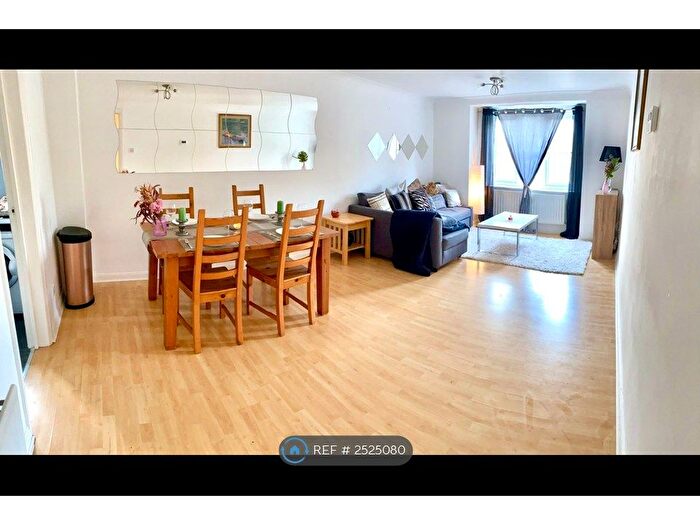 2 Bedroom Flat To Rent In Arborfield Close, London, SW2