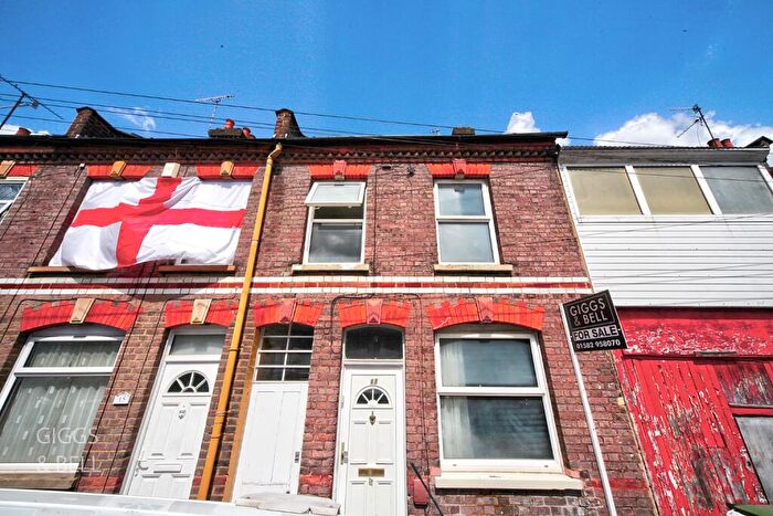 3 Bedroom Terraced House For Sale In Tavistock Crescent, Luton, Bedfordshire, LU1