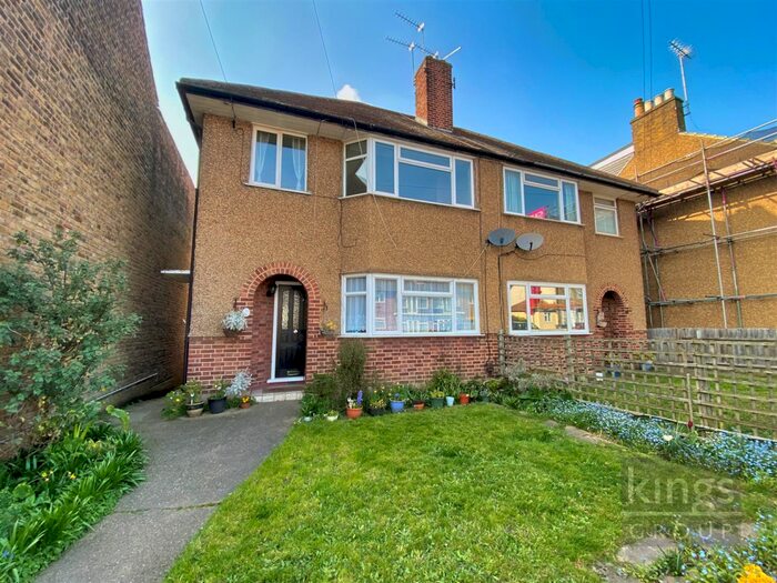 2 Bedroom Maisonette To Rent In Layard Road, Enfield, EN1