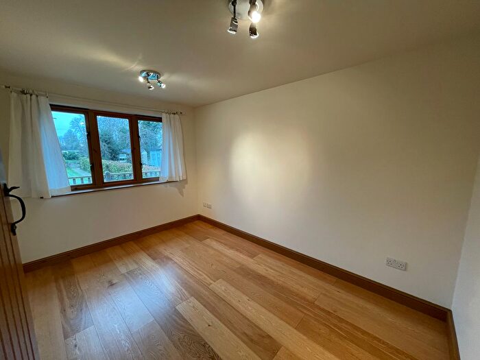 Bungalow To Rent In Thames Side, Staines, TW18