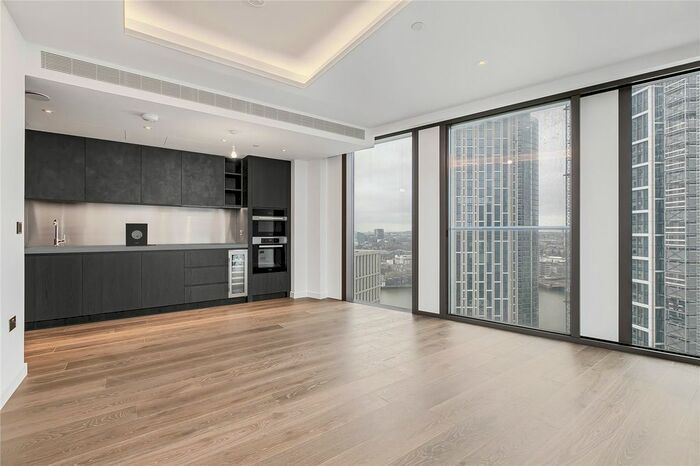 3 Bedroom Flat To Rent In Carnation Way, London, SW8