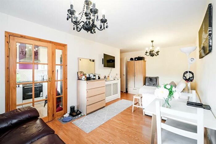 1 Bedroom Flat For Sale In Lamorna Close, Walthamstow, E17