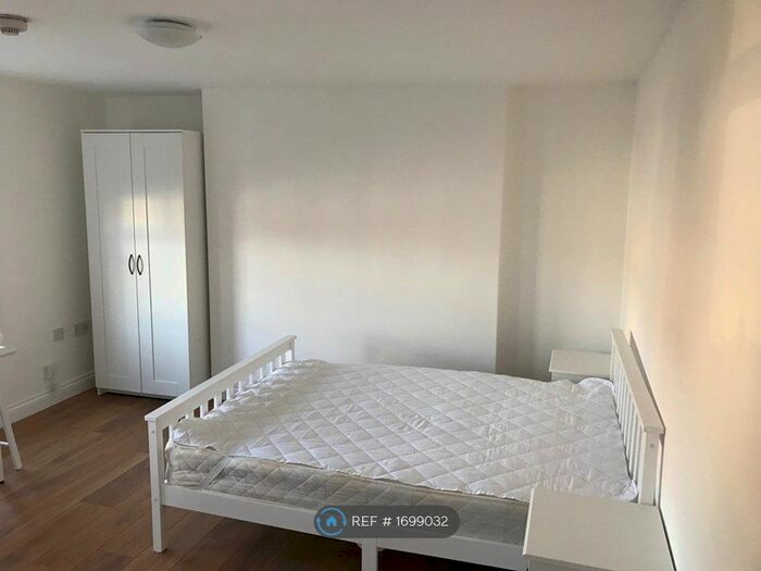Studio To Rent In Talgarth Road, London, W14