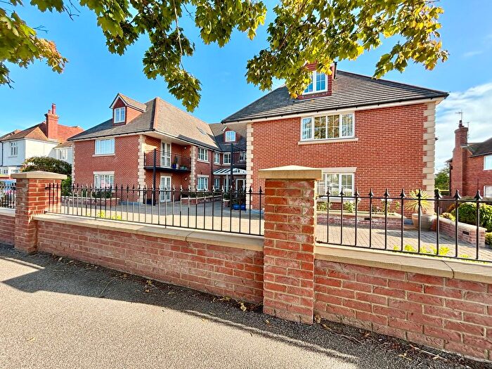 2 Bedroom Flat For Sale In Cooden Drive, Bexhill-On-Sea, TN39