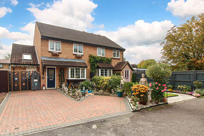 3 Bedroom Semi-Detached House For Sale In Gwynne Close, Tring, HP23