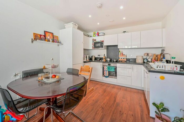 2 Bedroom Flat To Rent In Kingfisher Heights, Silvertown, London, E16