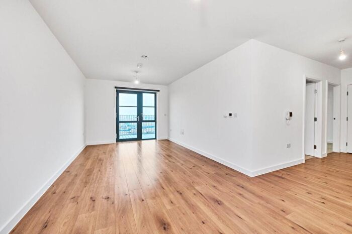 1 Bedroom Flat To Rent In New Road, Dagenham, RM9
