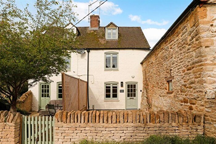 3 Bedroom Cottage For Sale In Lower Oddington, Gloucestershire, GL56