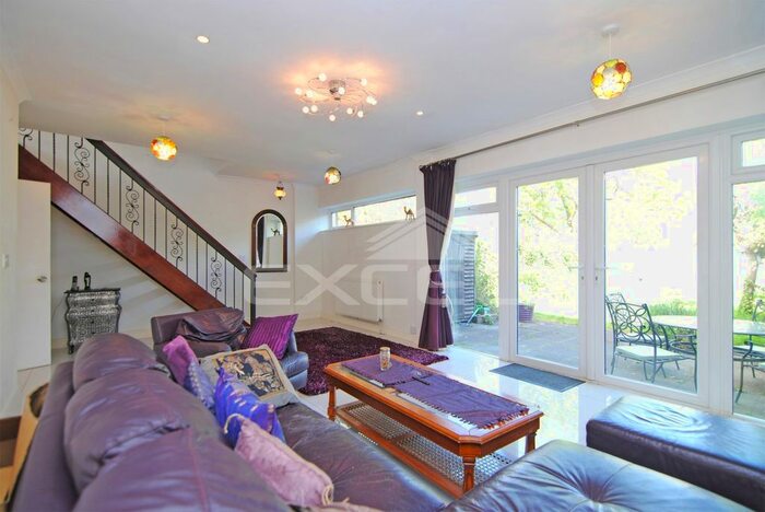 3 Bedroom Town House To Rent In Heronsforde, Ealing, London W13
