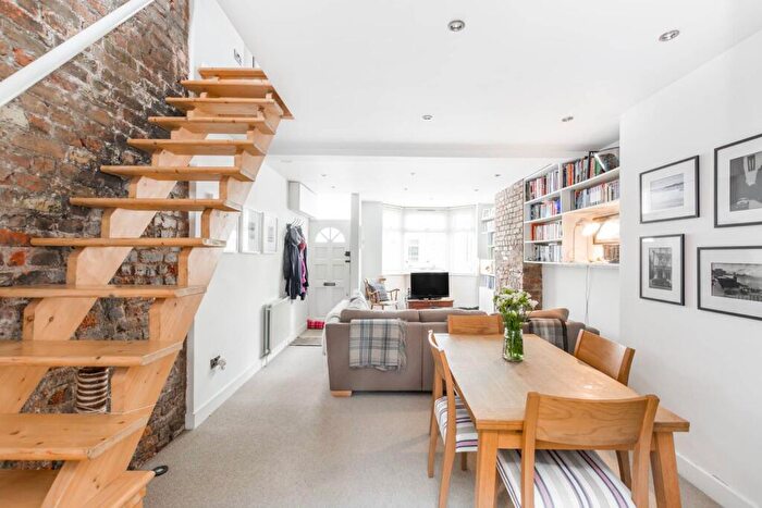 2 Bedroom House To Rent In Tennyson Road, Stratford, London, E15