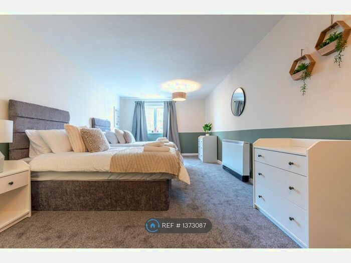 2 Bedroom Flat To Rent In Adventurers Quay, Cardiff, CF10