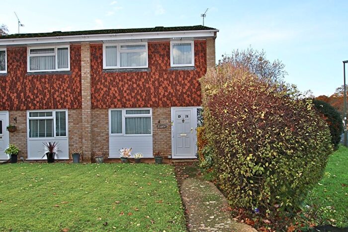 3 Bedroom End Of Terrace House For Sale In Roundthorn Way, Woking, GU21