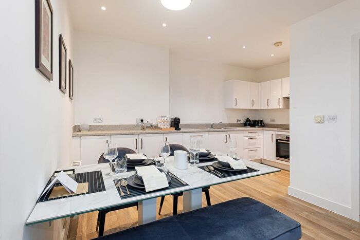 3 Bedroom Flat To Rent In Walpole Lodge, Plaza Gardens, SW15