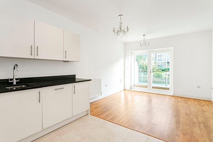 1 Bedroom Flat To Rent In Makepeace Court, Blagrove Road, Teddington, TW11
