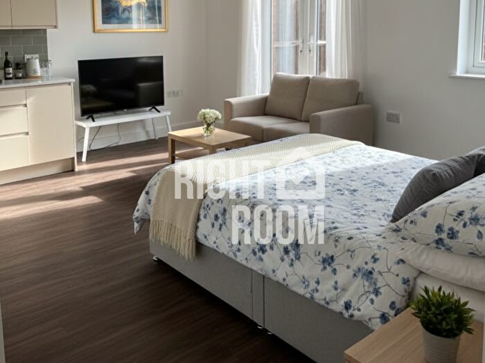 2 Bedroom Detached House To Rent In Two Bedroom House, Alpha Grove, E14