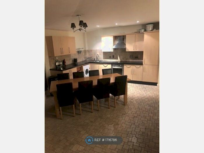 3 Bedroom Flat To Rent In Hamilton Court, Bristol, BS2