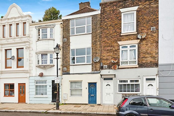 2 Bedroom Flat For Sale In Snargate Street, Dover, Kent, CT17