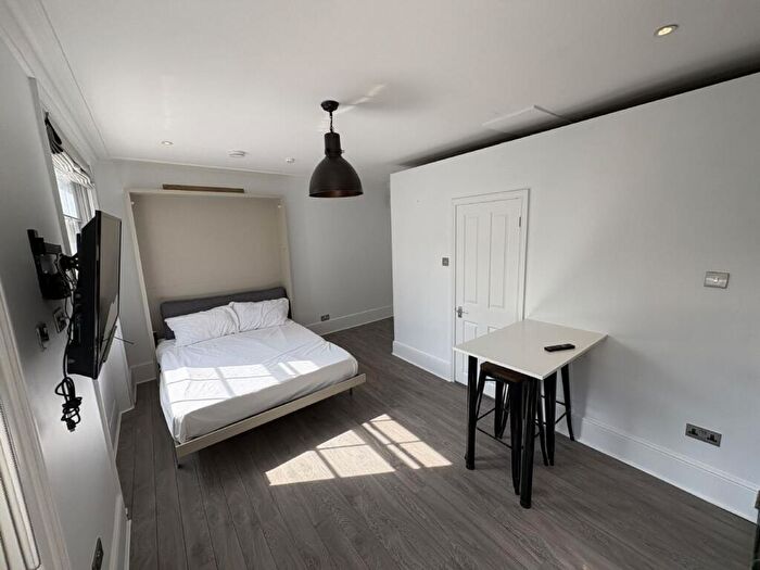 Flat To Rent In Gloucester Place, London, NW1