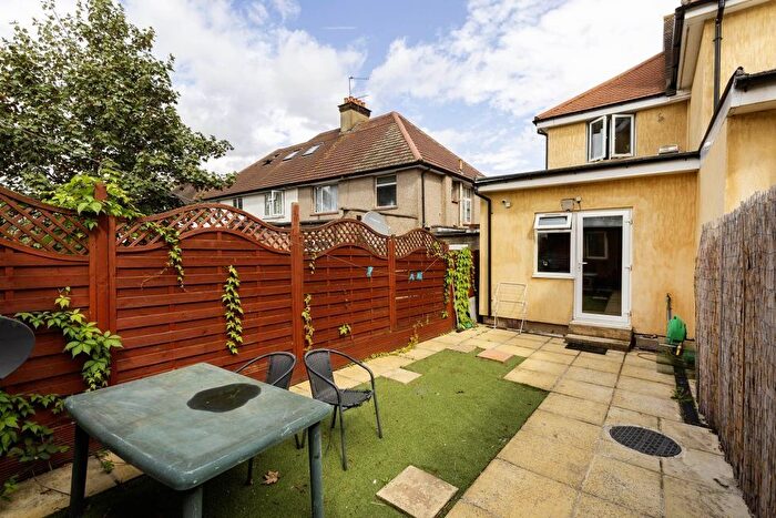 Studio To Rent In Hendon Way, London, NW2