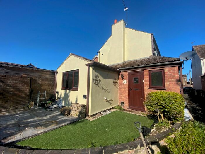 2 Bedroom Cottage To Rent In Weavers Cottages, Clay Road, Caister-On-Sea, NR30