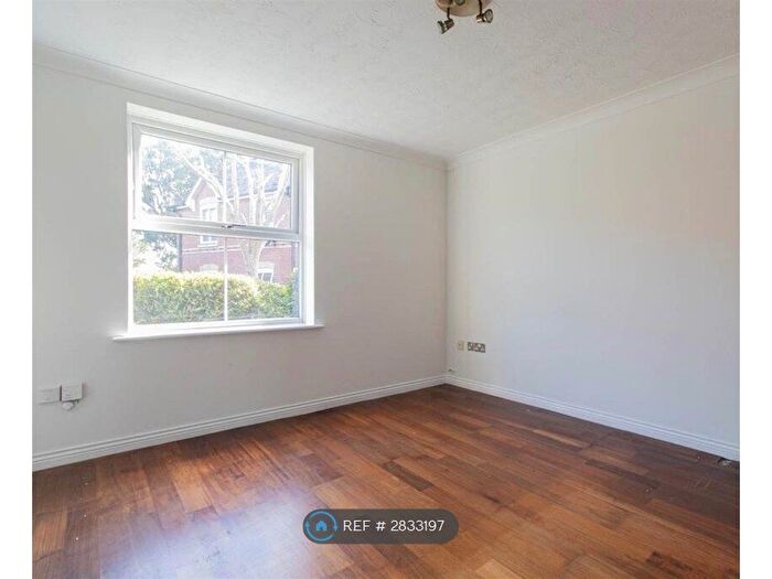 1 Bedroom Flat To Rent In Napier Crescent, Wickford, SS12