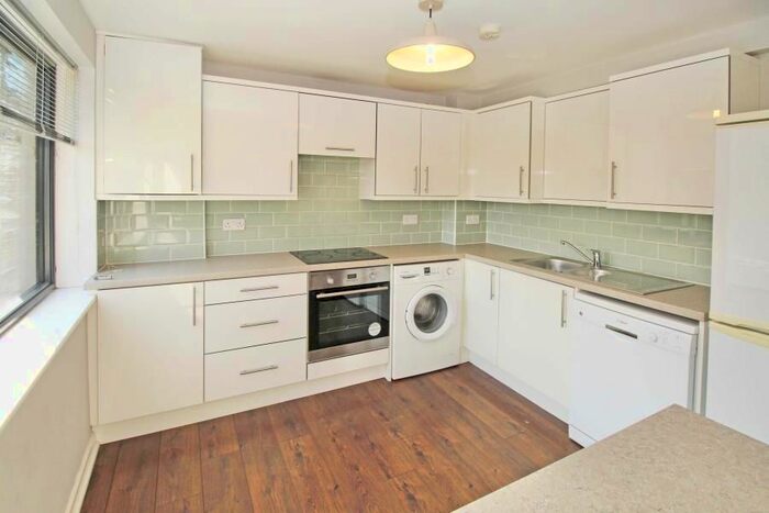 3 Bedroom Flat To Rent In Hollies Park Court, The Hollies, Weetwood, Leeds, LS16