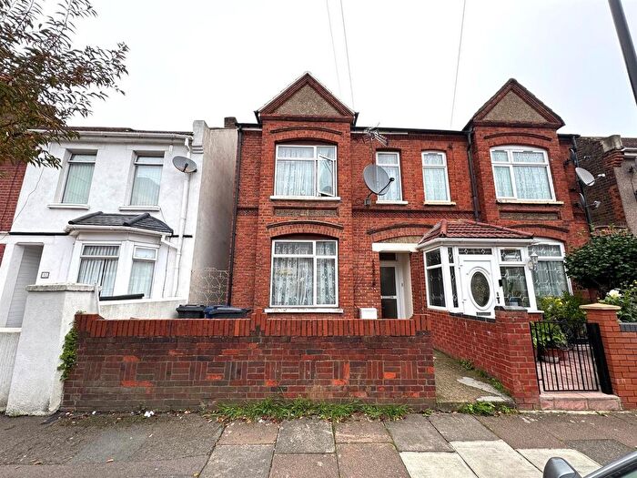 3 Bedroom Semi Detached House For Sale In Shrubbery Road, Southall, UB1