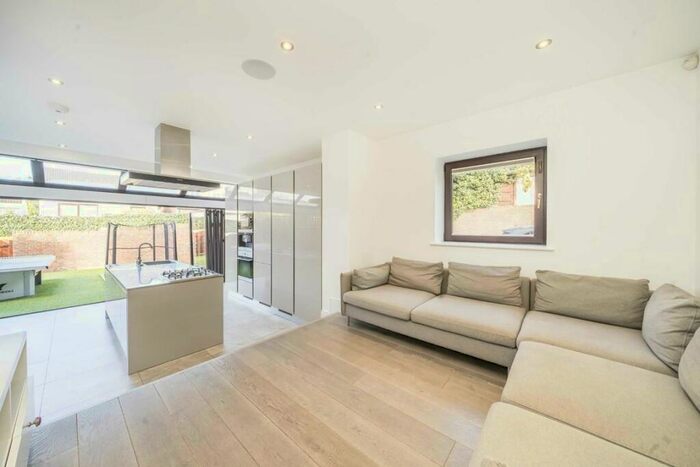 5 Bedroom House To Rent In Hollies End, Mill Hill, NW7