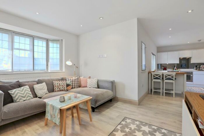 3 Bedroom Maisonette To Rent In Ossulton Way, East Finchley, N2