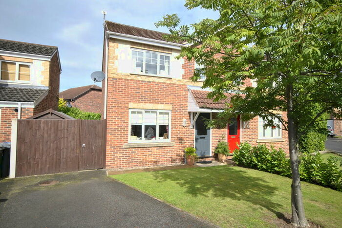 3 Bedroom Semi-Detached House To Rent In Castle Avenue, Rossington, DN11