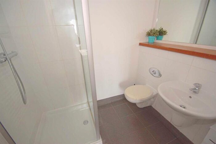 2 Bedroom Flat For Sale In Skyline, St Peters Square, LS9