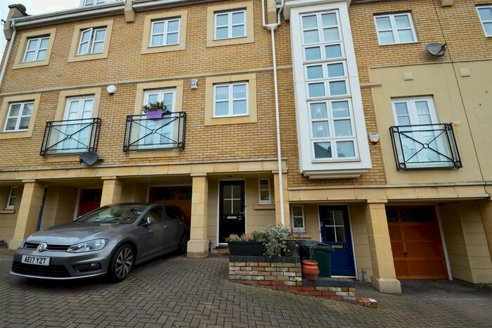 6 Bedroom Town House To Rent In Kingfisher Drive, Greenhithe, DA9