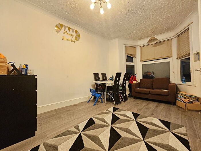 1 Bedroom Flat For Sale In The Drive, IG1